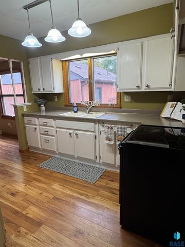 925 N Harth Ave Avenue, Madison, SD 57042