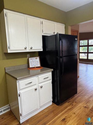 925 N Harth Ave Avenue, Madison, SD 57042