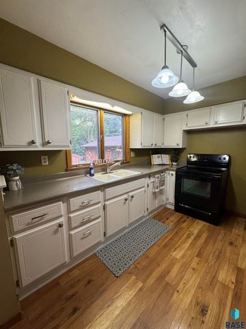 925 N Harth Ave Avenue, Madison, SD 57042