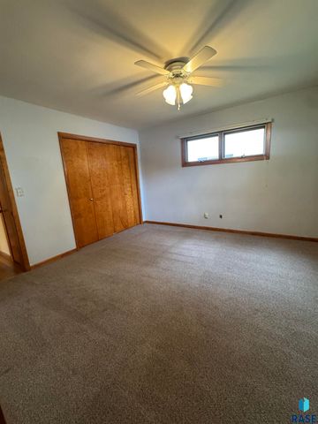 925 N Harth Ave Avenue, Madison, SD 57042