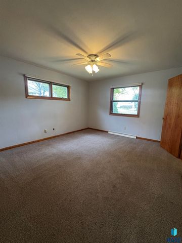 925 N Harth Ave Avenue, Madison, SD 57042