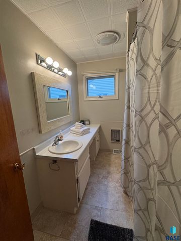 925 N Harth Ave Avenue, Madison, SD 57042