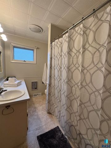 925 N Harth Ave Avenue, Madison, SD 57042