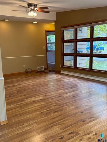 925 N Harth Ave Avenue, Madison, SD 57042