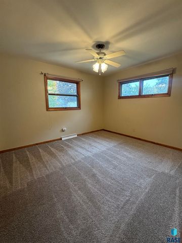 925 N Harth Ave Avenue, Madison, SD 57042