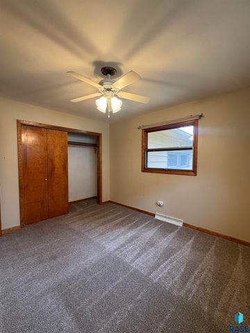925 N Harth Ave Avenue, Madison, SD 57042