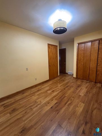 925 N Harth Ave Avenue, Madison, SD 57042