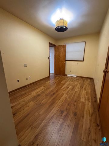 925 N Harth Ave Avenue, Madison, SD 57042