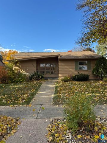 925 N Harth Ave Avenue, Madison, SD 57042
