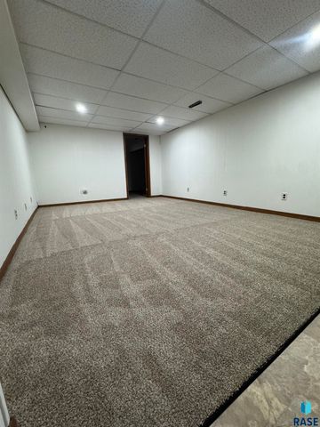 925 N Harth Ave Avenue, Madison, SD 57042