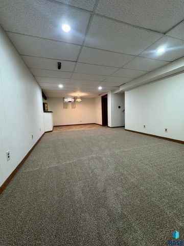 925 N Harth Ave Avenue, Madison, SD 57042