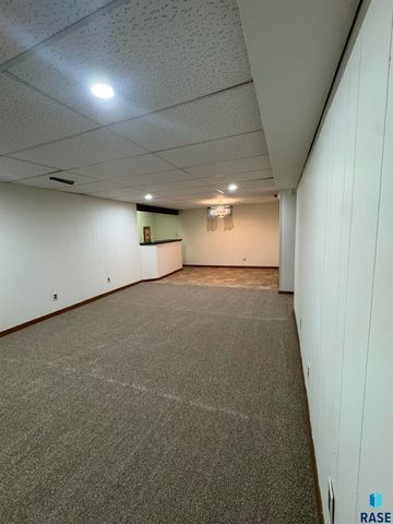 925 N Harth Ave Avenue, Madison, SD 57042