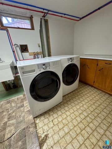 925 N Harth Ave Avenue, Madison, SD 57042