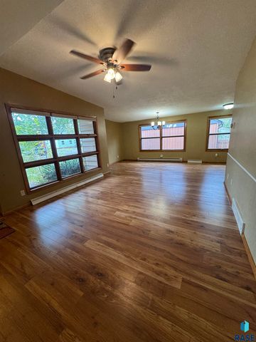 925 N Harth Ave Avenue, Madison, SD 57042