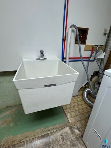 925 N Harth Ave Avenue, Madison, SD 57042