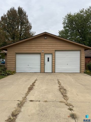 925 N Harth Ave Avenue, Madison, SD 57042
