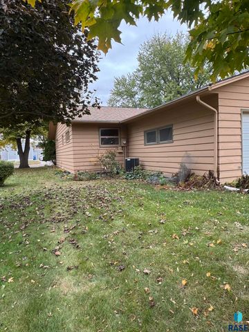 925 N Harth Ave Avenue, Madison, SD 57042