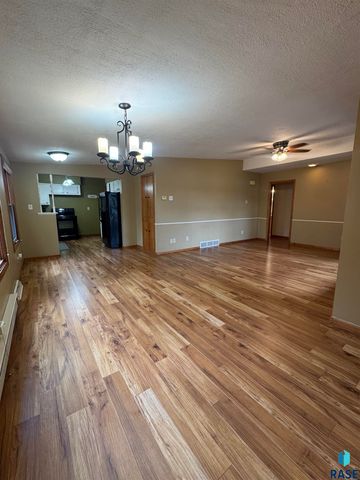 925 N Harth Ave Avenue, Madison, SD 57042