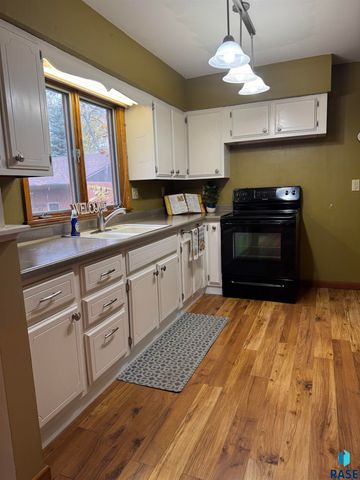 925 N Harth Ave Avenue, Madison, SD 57042