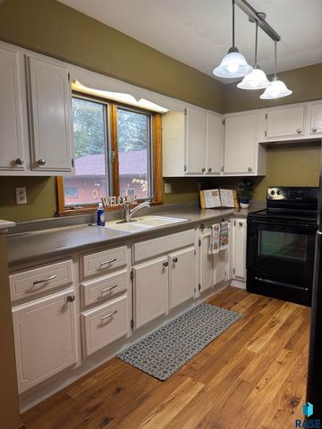 925 N Harth Ave Avenue, Madison, SD 57042