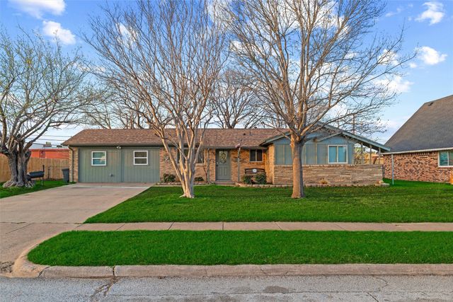 614 Greenbrook Lane, Grand Prairie, TX 75052