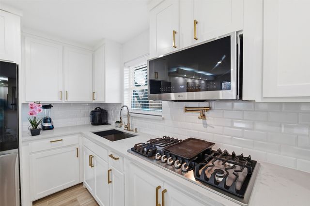 614 Greenbrook Lane, Grand Prairie, TX 75052