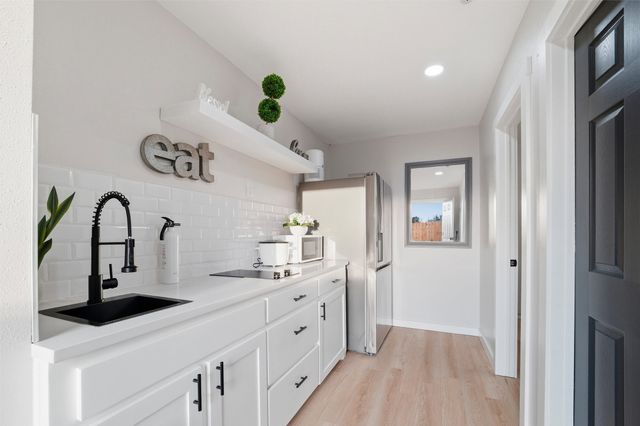 614 Greenbrook Lane, Grand Prairie, TX 75052