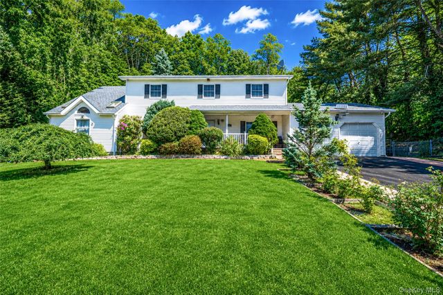 7 New Jersey Court, Dix Hills, NY 11746