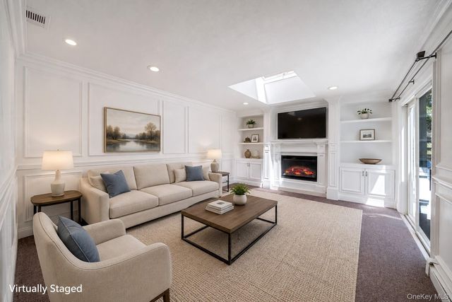 7 New Jersey Court, Dix Hills, NY 11746