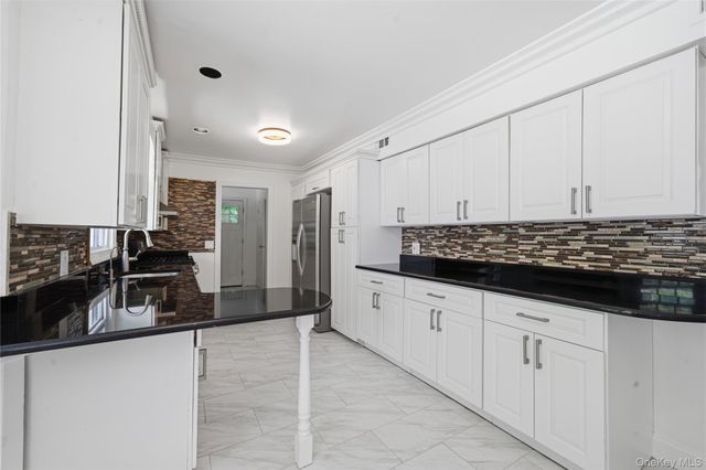 7 New Jersey Court, Dix Hills, NY 11746