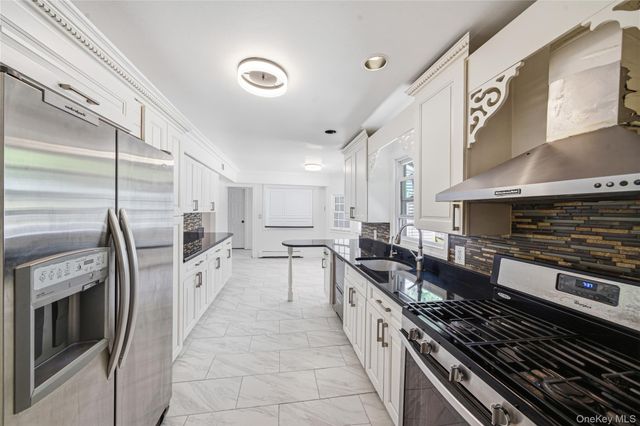 7 New Jersey Court, Dix Hills, NY 11746
