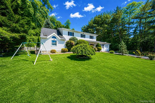 7 New Jersey Court, Dix Hills, NY 11746