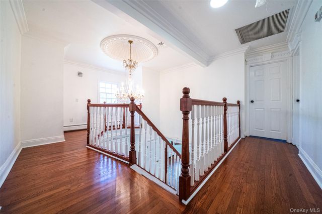 7 New Jersey Court, Dix Hills, NY 11746