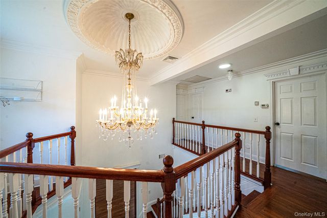 7 New Jersey Court, Dix Hills, NY 11746