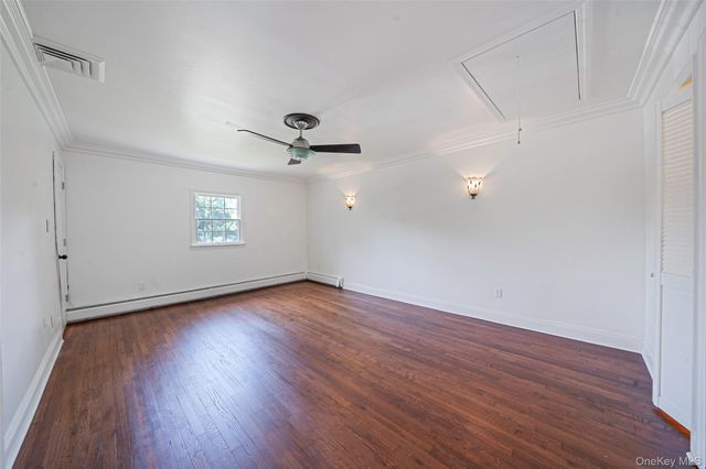 7 New Jersey Court, Dix Hills, NY 11746