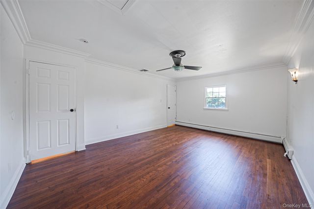 7 New Jersey Court, Dix Hills, NY 11746