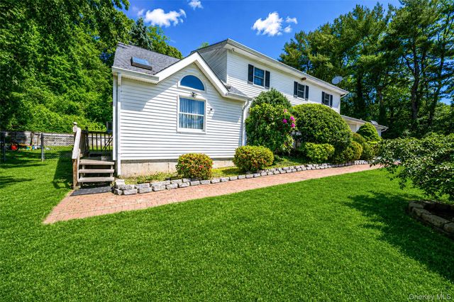 7 New Jersey Court, Dix Hills, NY 11746