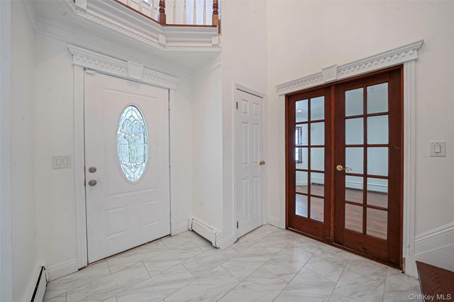 7 New Jersey Court, Dix Hills, NY 11746