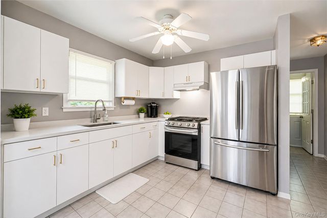 7 New Jersey Court, Dix Hills, NY 11746
