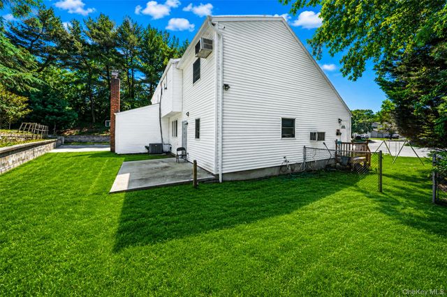 7 New Jersey Court, Dix Hills, NY 11746