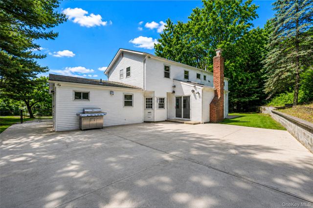 7 New Jersey Court, Dix Hills, NY 11746