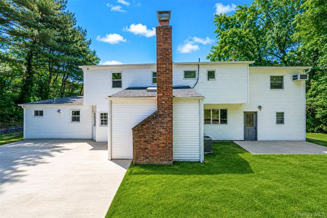 7 New Jersey Court, Dix Hills, NY 11746
