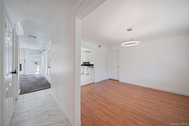 7 New Jersey Court, Dix Hills, NY 11746