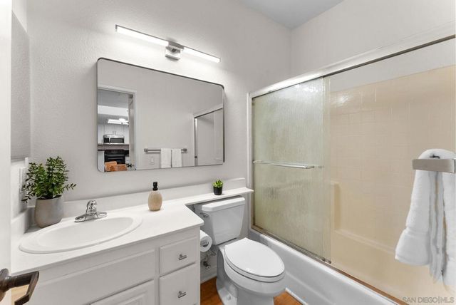 2250 Camino de la Reina 202, San Diego, CA 92108