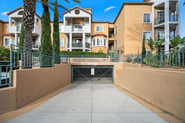 2250 Camino de la Reina 202, San Diego, CA 92108