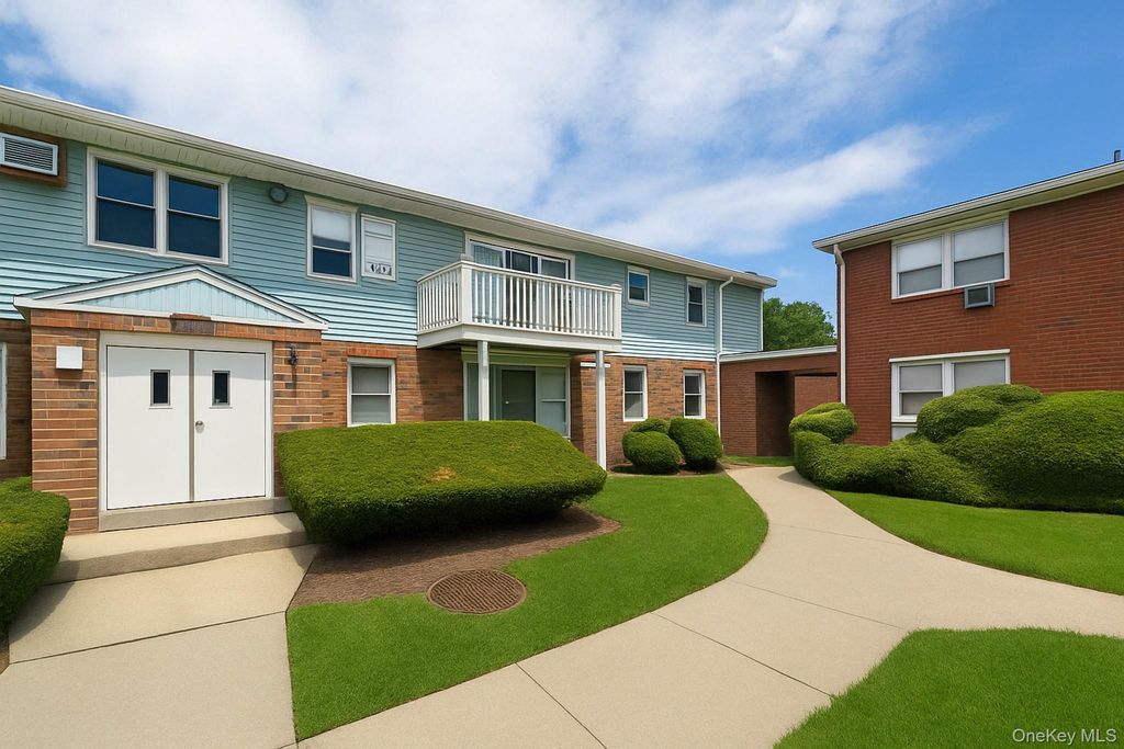 5B Hemlock Drive 101, Bay Shore, NY 11706