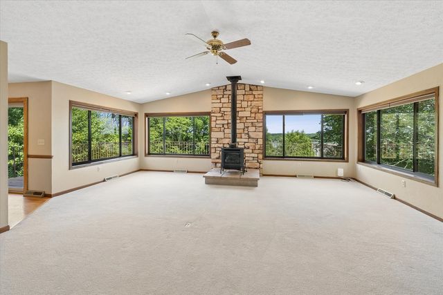 21777 282ND Avenue, Le Claire, IA 52753