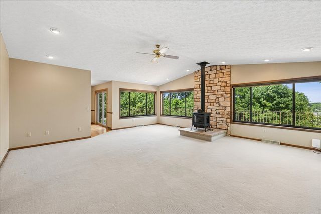 21777 282ND Avenue, Le Claire, IA 52753