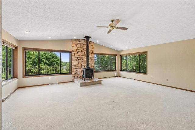 21777 282ND Avenue, Le Claire, IA 52753