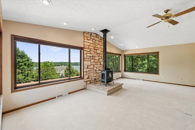 21777 282ND Avenue, Le Claire, IA 52753